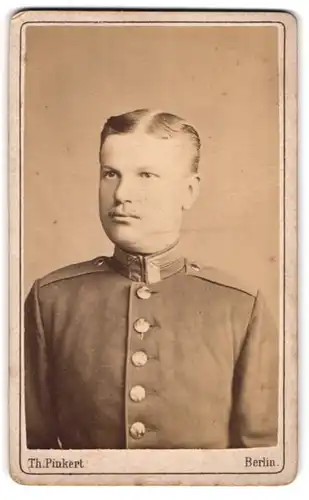 Fotografie Th. Pinkert, Berlin, Grosse Friedrich Str. 113, Portrait Uffz. in Uniform