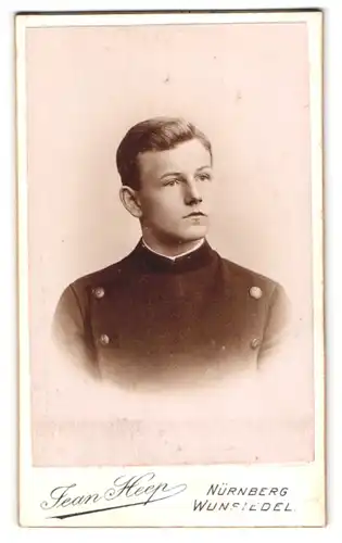 Fotografie Jean Heep, Nürnberg, Insel Schütt 5, Portrait junger Knabe in Uniform