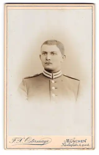 Fotografie F. X. Ostermayr, München, Kalrsplatz 6, Portrait Soldat in Garde Uniform