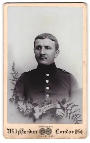 Fotografie Wilh. Jordan, Landau / Pfalz, Langstr. 7a, Portrait Soldat in Uniform Rgt. 5 im Passepartout