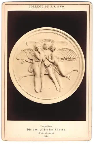 Fotografie S. P. Christmann, Berlin, Relief Die drei bildenden Künste, nach Thorwaldsen