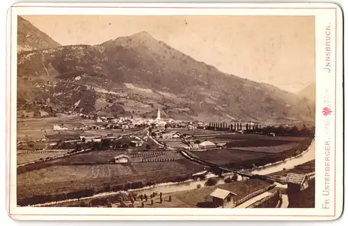 Fotografie Fr. Unterberger, Innsburck, Ansicht Unterinntal, Ortsansicht mit Kirche