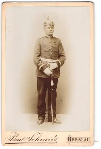 Fotografie Paul Schmidt, Breslau, Fredrich-Wilhelmstr. 66, Einjährig-Freiwilliger Uffz. in Uniform mit Pickelhaube 1907