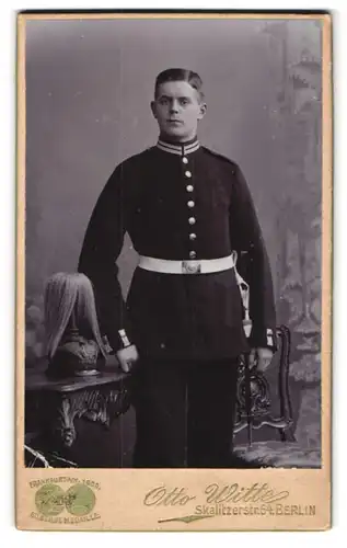 Fotografie Otto Witte, Berlin, Skalitzerstr. 54, Portrait Soldat in Garde Uniform mit Pickelhaube Rosshaarbusch
