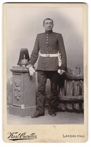 Fotografie Karl Ouviller, Landau / Pfalz, Langstr. 7, Portrait Soldat in Uniform mit Pickelhaube Rosshaarbusch
