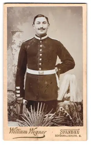 Fotografie William Wegner, Spandau, Schönwalderstr. 2, Portrait Soldat in Garde Uniform mit Pickelhaube Rosshaarbusch