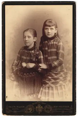 Fotografie Fr. Haack, Jena, Portrait zwei Mädchen im karierten Kleidern mit Zopf