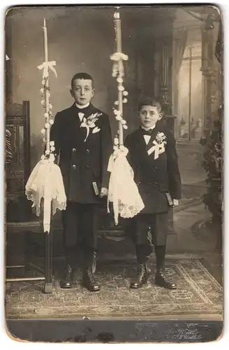 Fotografie unbekannter Fotograf und Ort, Portrait zwei junge Knaben in Anzügen mit Kommunionskerzen