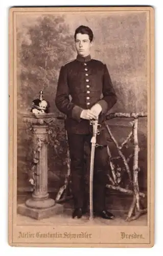 Fotografie Constantin Schwendler, Dresden, Sophieenstr. 5, Portrait junger Soldat in Uniform mit Artillerie Pickelhaube