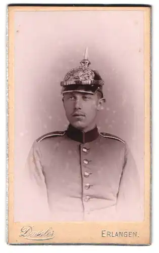 Fotografie Dassler, Erlangen, Portrait Einjährig-Freiwilliger Wilh. Reichard in Uniform mit Pickelhaube