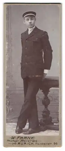Fotografie W. Frank, Aurich, Norderstr. 56, Portrait junger Student im Anzug mit Schirmmütze