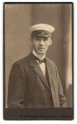 Fotografie H. Mohaupt, Emden, Grosse Brückstr. 74, Portrait Student im Nadelstreifenanzug mit Schirmmütze