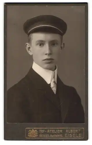 Fotografie Albert Eisele, Neuwied, Portrait junger Student im schwarzen Anzug mit Schirmmütze und Schlips