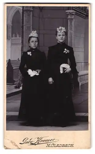 Fotografie Gebr. Kremer, Mönchen Gladbach, Crefelderstr. 88, zwei junge Mädchen im schwarzen Kleidern zur Kommunion