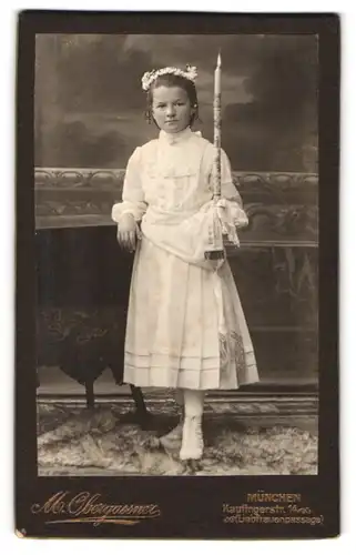 Fotografie M. Obergassner, München, Kaufingerstr. 14, Portrait Mädchen im weissen Kleid mit Kommunionskerze