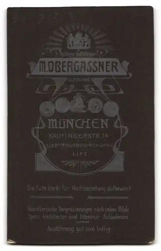 Fotografie M. Obergassner, München, Kaufingerstr. 14, Portrait Mädchen im weissen Kleid mit Kommunionskerze