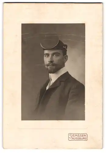 Fotografie Hans Siemssen, Augsburg, Portrait Student Hugo Zell im Anzug mit Stürmer 1907