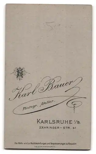 Fotografie Carl Bauer, Karlsruhe, Zähringer-Str. 41, Portrait junger Student im vollen Wichs mit Biertönnchen