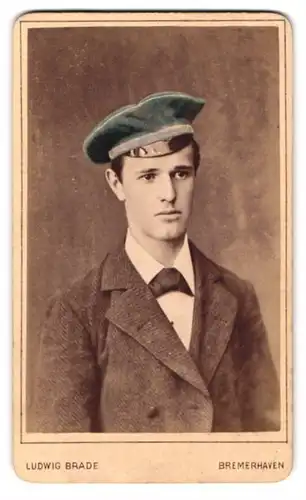 Fotografie Ludwig Brade, Bremerhaven, Fährstr. 5, Portrait junger Student im Kortanzug mit Tellermütze