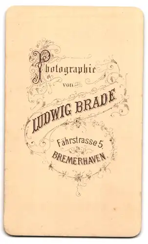 Fotografie Ludwig Brade, Bremerhaven, Fährstr. 5, Portrait junger Student im Kortanzug mit Tellermütze