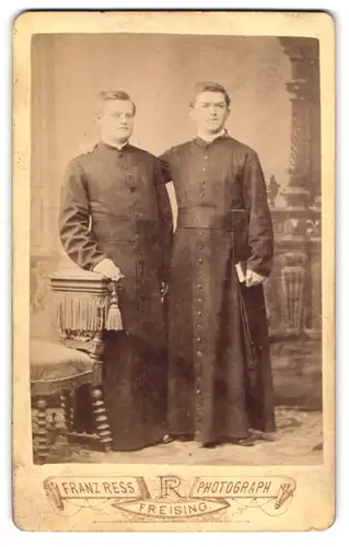 Fotografie Franz Ress, Freising, Mainburger-Str., Portrait zwei Priester in Talar mit Bibel in der Hand