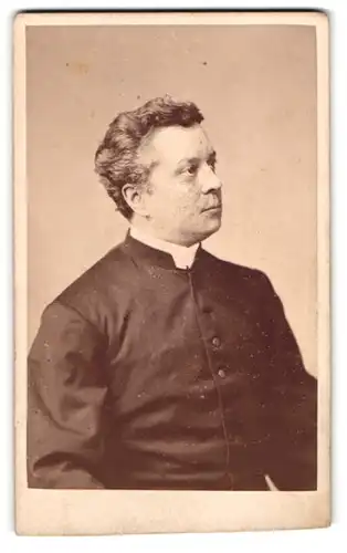 Fotografie Teich Hanfstaengl, Dresden, Portrait Pfarrer im Talar mit Collar