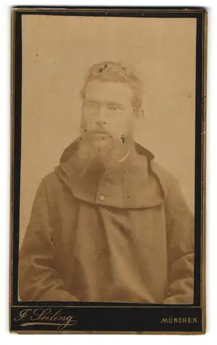 Fotografie F. Seiling, München, Prielmayerstr. 18, Portrait Mönch in Kutte mit Vollbart und Brille