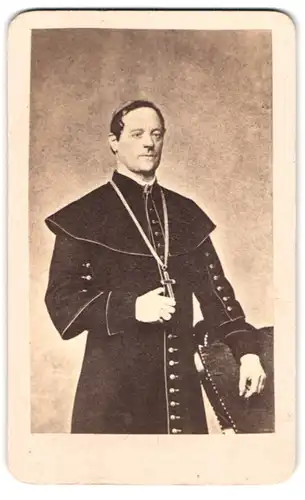 Fotografie unbekannter Fotograf und Ort, Portrait Pastor im feinen Talar mit Kreuzkette