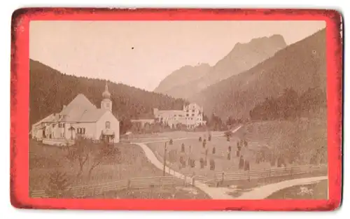 Fotografie unbekannter Fotograf, Ansicht Hinterriss, Blick auf das Schloss mit Kirche