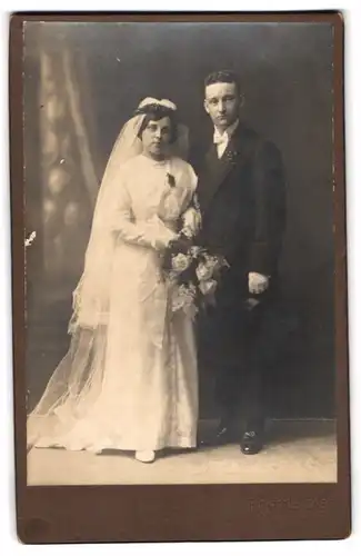 Fotografie Richard Letzner, Kötzschenbroda, Gradsteg 10, Portrait junges Brautpaar im Hochzeitskleid und Anzug