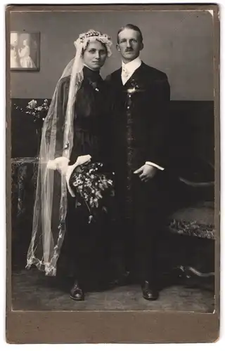 Fotografie unbekannter Fotograf und Ort, Portrait Emil Eberhard und Frau im schwarzen Hochzeitskleid und Anzug
