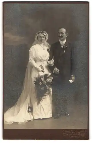 Fotografie A. Schrauber, Warnsdorf, Künstlergasse 1175, Eheleute im Hochzeitskleid und Anzug mit Kaiser Wilhelm I. Bart