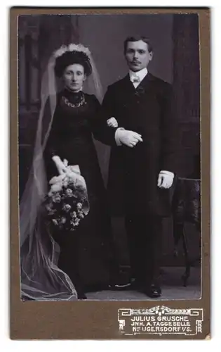 Fotografie Julius Grusche, Neugersdorf i. S., Portrait Brautleute im schwarzen Hochzeitskleid und Anzug