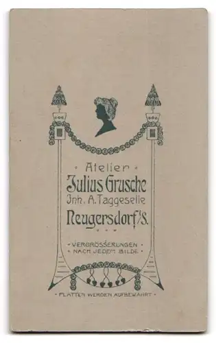 Fotografie Julius Grusche, Neugersdorf i. S., Portrait Brautleute im schwarzen Hochzeitskleid und Anzug