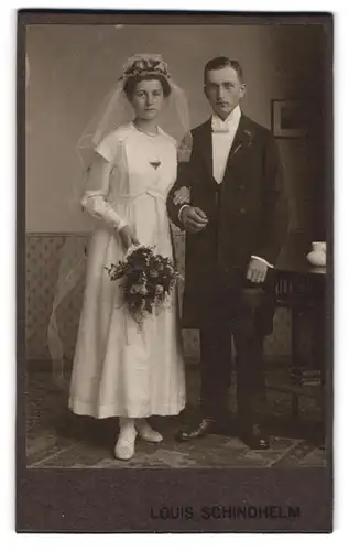 Fotografie Louis Schindhelm, Ebersbach i. S., Portrait Eheleute im Hochzeitskleid und Anzug mit Zylinder