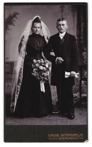 Fotografie Louis Schindhelm, Ebersbach i. S., Portrait Braupaar im schwarzen Kleid mit weissen Schleier und Anzug