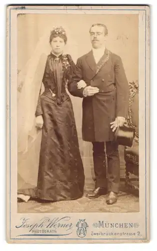 Fotografie Joseph Werner, München, Zweibrückenstr. 2, Portrait frisch vermähltes Paar im schwarzen Kleid und Anzug
