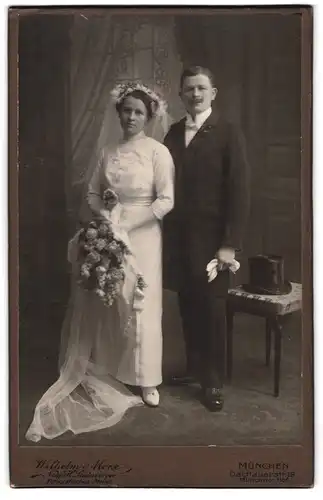 Fotografie Wilhelm Merx, München, Dachauerstr. 19, Portrait junge Eheleute im Hochzeitskleid und Anzug mit Zylinder