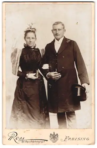 Fotografie Ress, Freising, Portrait junge Eheleute im schwarzen Hochzeitskleid und Anzug mit Zylinder
