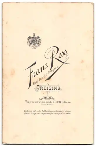 Fotografie Ress, Freising, Portrait junge Eheleute im schwarzen Hochzeitskleid und Anzug mit Zylinder