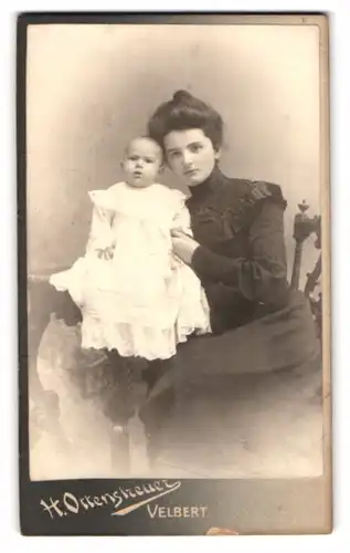 Fotografie H. Ottenstreuer, Velbert, Portrait junge Mutter im Biedermeierkleid mit ihrem Kind im Atelier, Mutterglück