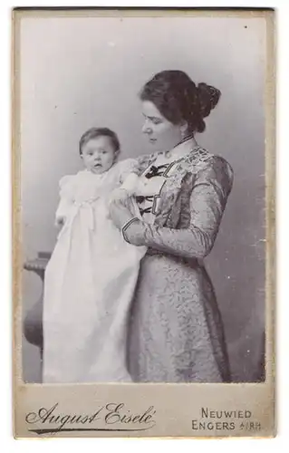 Fotografie August Eisele, Neuwied, Rhein-Str. 45, Portrait Mutter im Biedermeierkleid hält Kind im Arm, Mutterglück