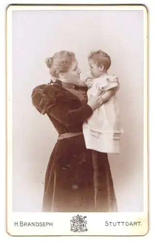 Fotografie H. Brandseph, Stuttgart, Marienstr. 36, Portrait Mutter im Samtkleid mit Kind auf dem Arm, Mutterglück