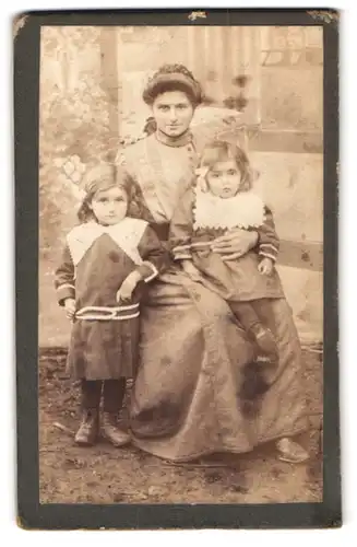 Fotografie unbekannter Fotograf und Ort, Portrait Mutter mit ihren beiden Töchtern im Atelier, Mutterglück
