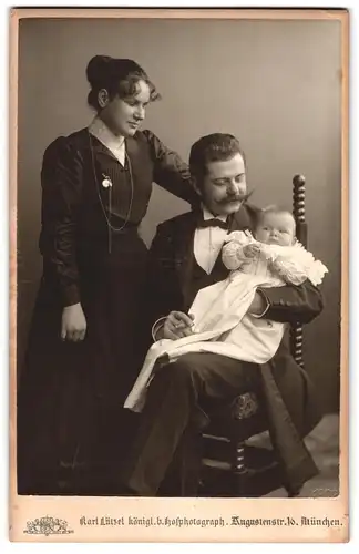 Fotografie Karl Lützel, München, Augustenstr. 16, Portrait Mutter und Vater im Atelier mit Kind, Mutterglück