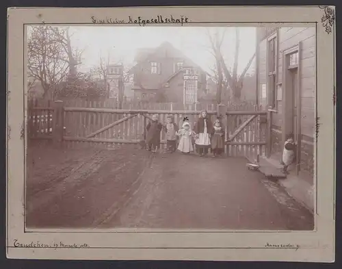 Fotografie unbekannter Fotograf, Ansicht Hasserode, Kinder mit Spielzeug auf einem Hof