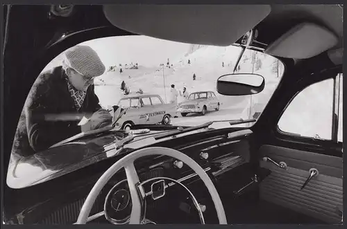 Fotografie Auto VW Käfer, Volkswagen PKW & Testfahrer von Stern - Motor beim Kältetest, Grossformat 38 x 25cm