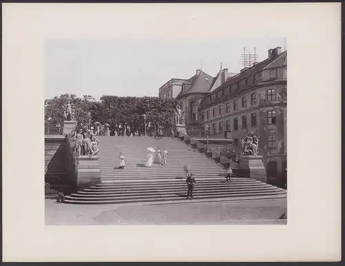 Fotografie unbekannter Fotograf, Ansicht Dresden, Königliches Hoftheater, Vorplatz mit Reiterstandbild & Wasserfontäne