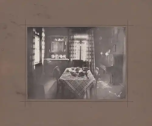 Fotografie Hans Strauss, Altötting, Wohnzimmer-Einrichtung mit Anrichte, Klavier und gedecktem Tisch mit Teeservice
