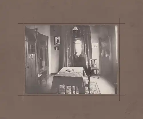 Fotografie Hans Strauss, Altötting, Inneneinrichtung, Stube mit Esstisch & Eckschrank, Hausfrau beim Sticken, 36 x 30cm